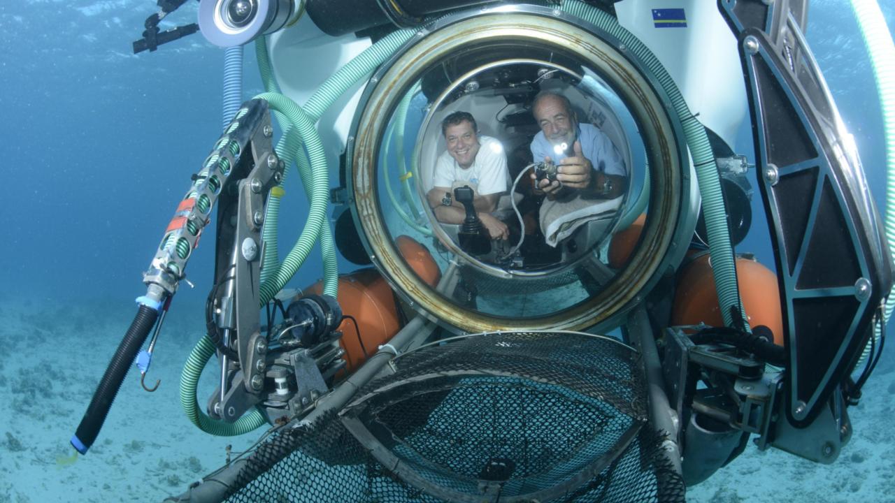 Prof.dr. Bert Hoeksema in de miniduikboot 'Curasub'