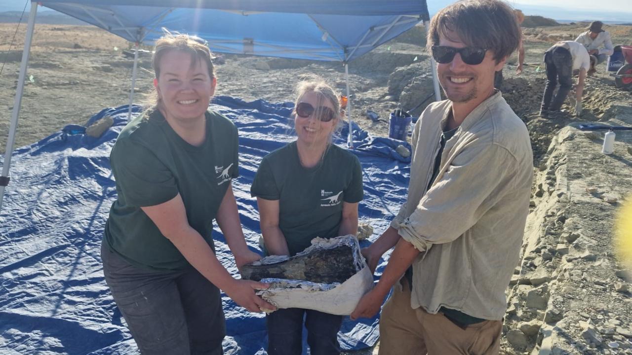 Carlijne, Esther en Erwin met een ingegipst bot