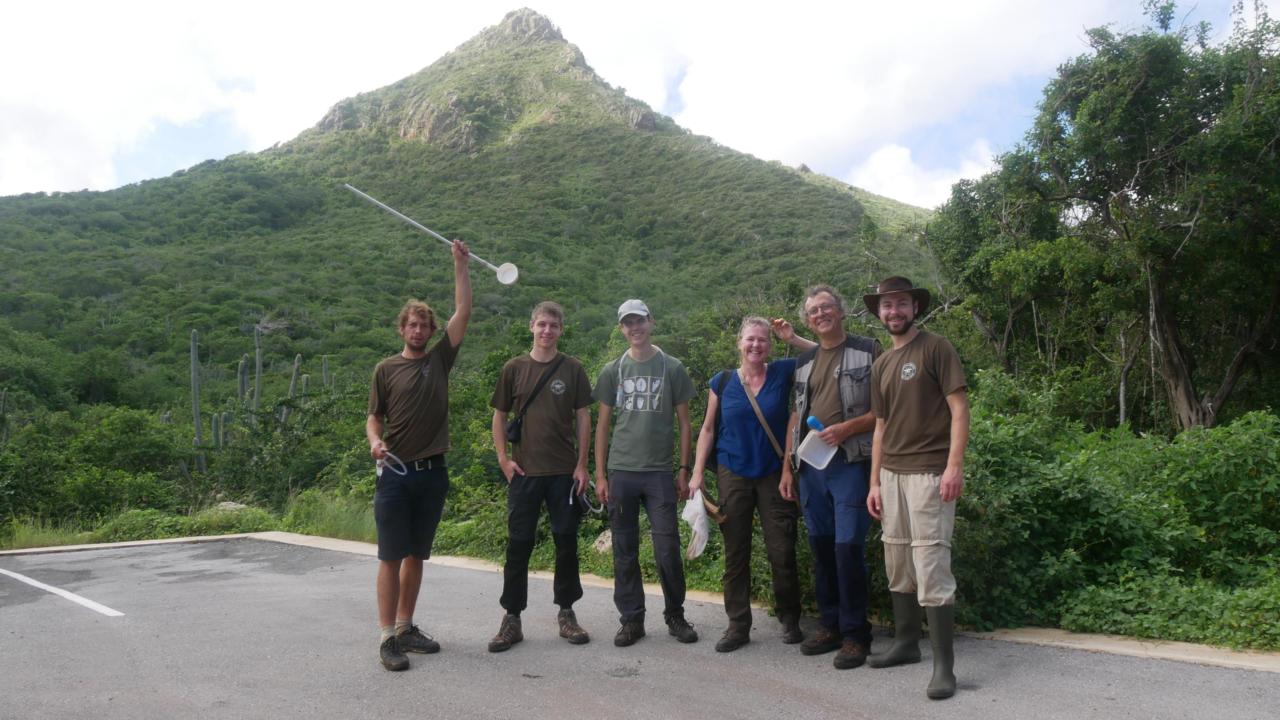 Groepsfoto van onderzoekers met Jordy in het midden