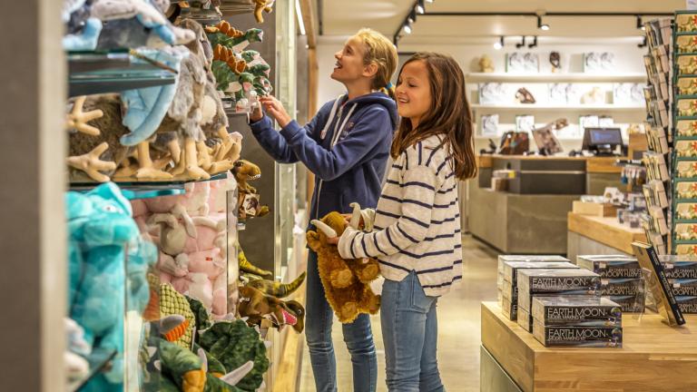 Kinderen in museumwinkel Naturalis