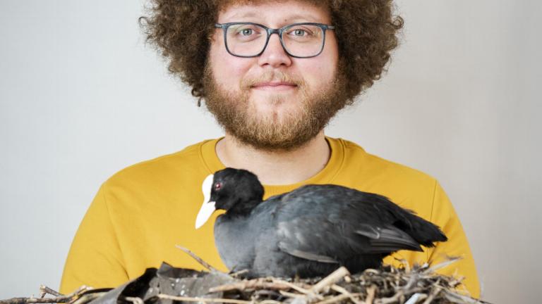 Auke-Florian Hiemstra met een meerkoetnest