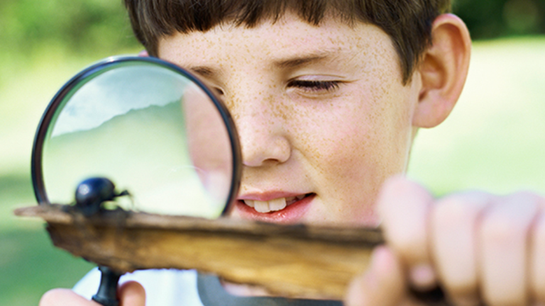 Jongen met vergrootglas