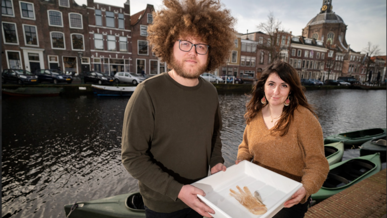 Auke-Florian en Liselotte with perch entrapped in glove