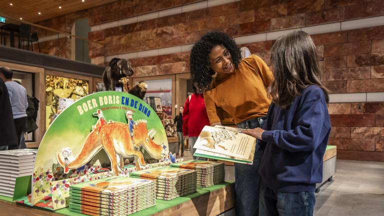Boer Boris en de dino in Naturalis