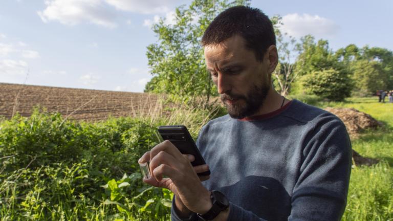 Leon bekijkt een bij