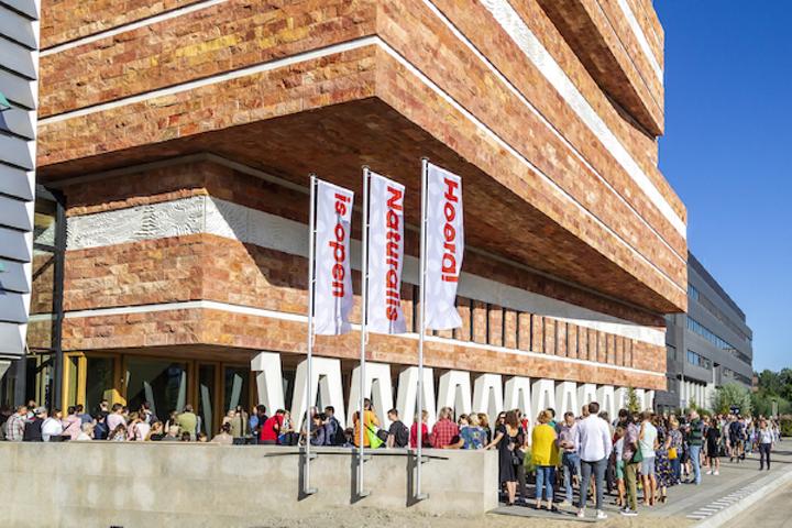 Opening bij de ingang van Naturalis