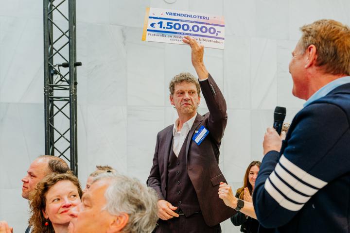 Algemeen directeur Edwin van Huis ontvangt cheque voor Tricertops on tour