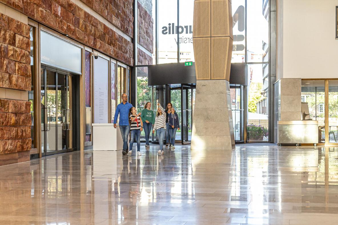 Bezoekers in het atrium van Naturalis