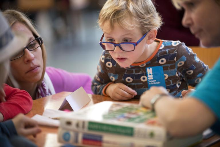 Jongetje bestudeert vondst tijdens Natuur op spreekuur