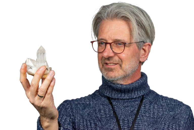 Rob met een stuk bergkristal in zijn hand