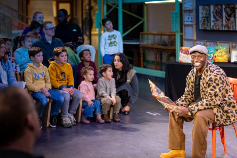 Iven Cudogham tijdens voorleessessie in LiveScience
