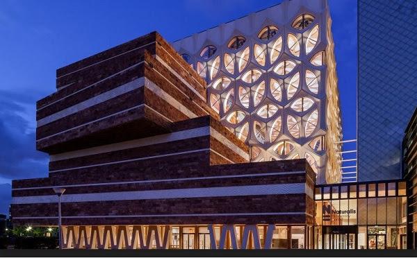 Gebouw naturalis buitenkant donker