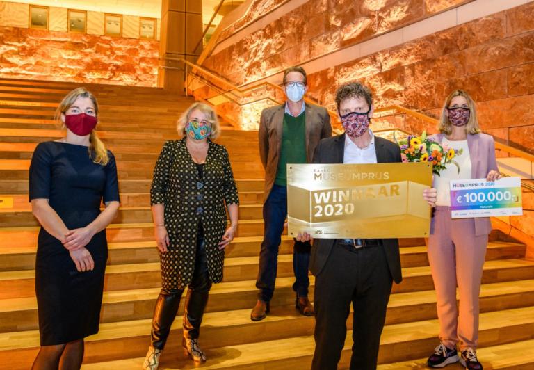 V.l.n.r.: Romkje de Bildt (Prins Bernhard Cultuurfonds), Mirjam Moll (Museumvereniging), Jeroen Branderhorst (BankGiro Loterij), Edwin van Huis (Naturalis) en Corine van Impelen (Naturalis).