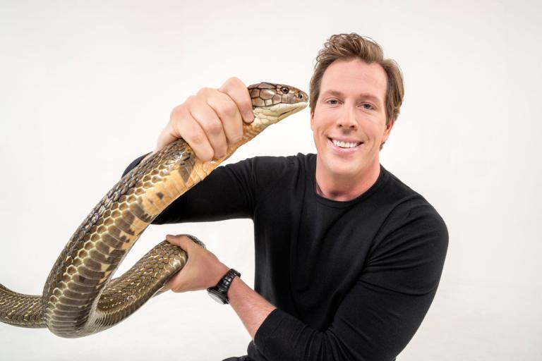 Prof. dr. Freek Vonk met koningscobra