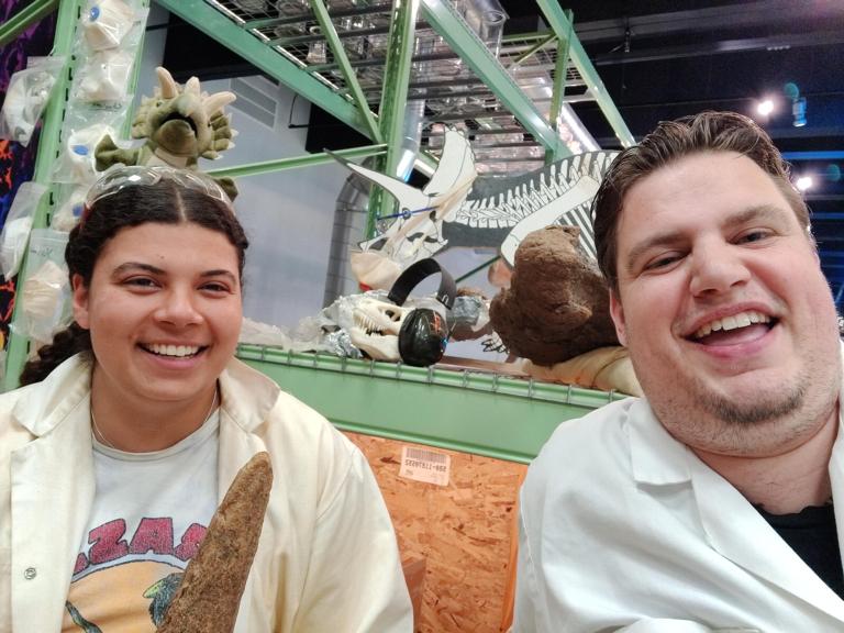 Martijn en Yasmin op het dinolab