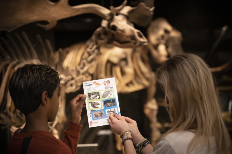 Kinderen spelen een speurspel