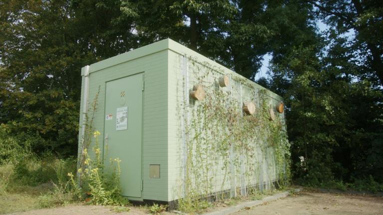 De natuurinclusieve glasvezelcentrale is te vinden op de Nieuwe Marnixtraat 90, in Leiden. Foto: KPN
